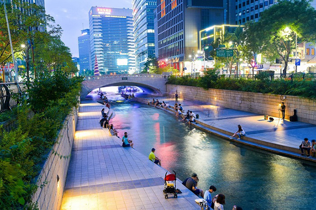 suối Cheonggyecheon điểm đến ưa thích của du khách